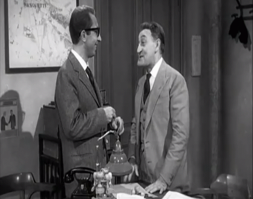 Aroldo Tieri e Tot nel film Chi si ferma  perduto diretto nel 1960 da Sergio Corbucci