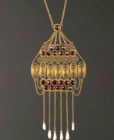 Collana in oro, granati boemi, madreperla, di lunghezza 35cm, realizzata a Praga dopo il 1910 da Pavel Vávra da un progetto di Marie Krivánková