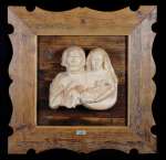 Scultura con intaglio a mano su legno di larice e cirmolo di cm.80x80 denominata Sacra Famiglia realizzata da Edoardo Coral nel 2011