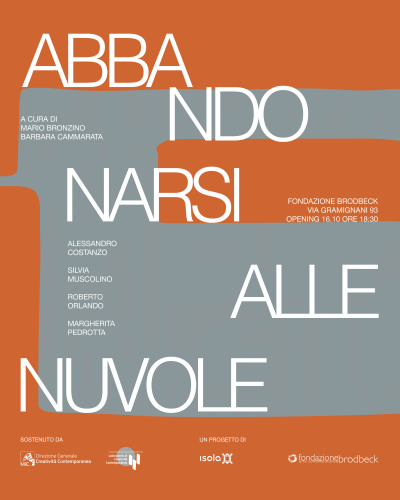 Locandina della mostra Abbandonarsi alle nuvole con opere di Alessandro Costanzo, Silvia Muscolino, Roberto Orlando, Margherita Pedrotta, composizione geometrica con sfondo rosso
