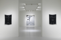 Allison Katz con Edna Katz Silver in una installazione alla galleria Gió Marconi Mila, fotografia realizzata da Fabio Mantegna