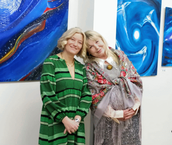Svetlana Borisova con Arianna Sartori curatrice della mostra Viaggio verso la Luce
