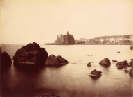 Fotografia in albumina con veduta di Acicastello da Acitrezza realizzata da Giuseppe Incorpora nel 1855 circa