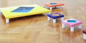 Installazione senza titolo dal ciclo Light Square del 2021 in acrilico su tela di cm 100x100 50x50 25x25 realizzata da Elisabetta Bacci nel giugno del 2024 a Banja Luka, foto scattata da Borislav Brezo, courtesy of Banski Dvor