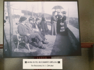Fotografia scattata dalla Saul D. Modiano che ritrae un gruppo di uomini su una panchina e alcune donne che conversano