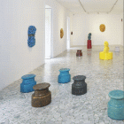 Veduta parziale della mostra di Johan Creten denominata Tremore Essenziale allestita alla Alfonso Artiaco Napoli a settembre 2025, foto realizzata da Grafiluce