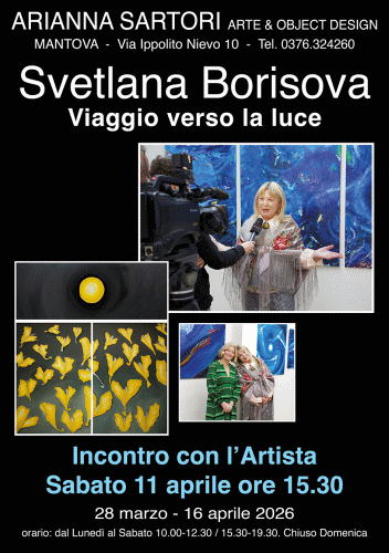 Locandina dell'incontro con il pubblico della artista Svetlana Borisova alla Galleria Arianna Sartori ad aprile 2026 in occasione della mostra Viaggio verso la Luce e due opere dell'artista dietro di loro