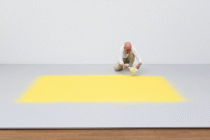 Opera di Wolfgang Laib denominata Hazelnut Pollen realizzata tra il 2020 e il 2023